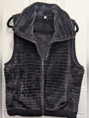 Cable & Gauge Charcoal Plush Zip Front Vest with Pockets